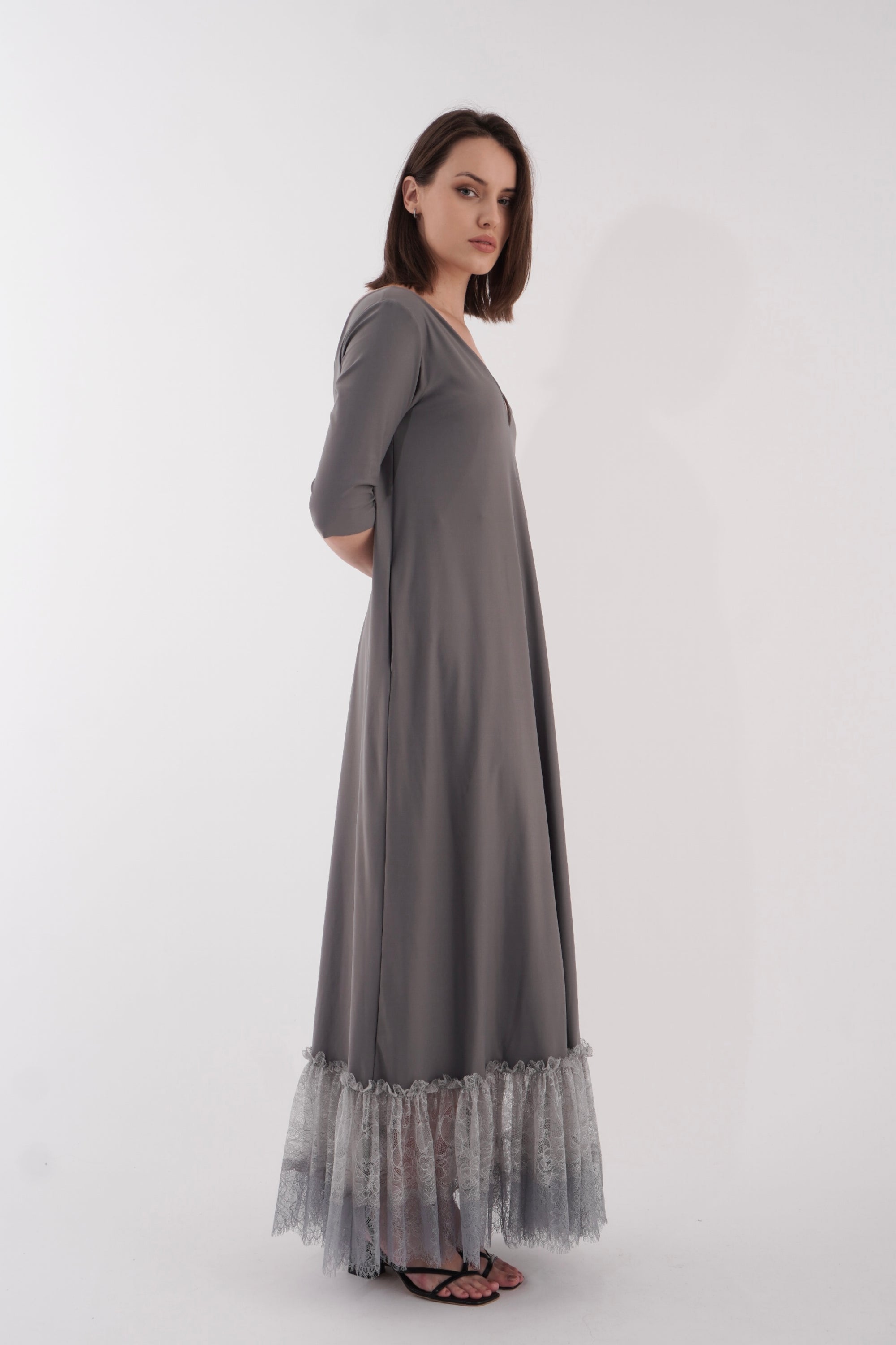 Tas ir mīlestības kleita gaiši pelēka