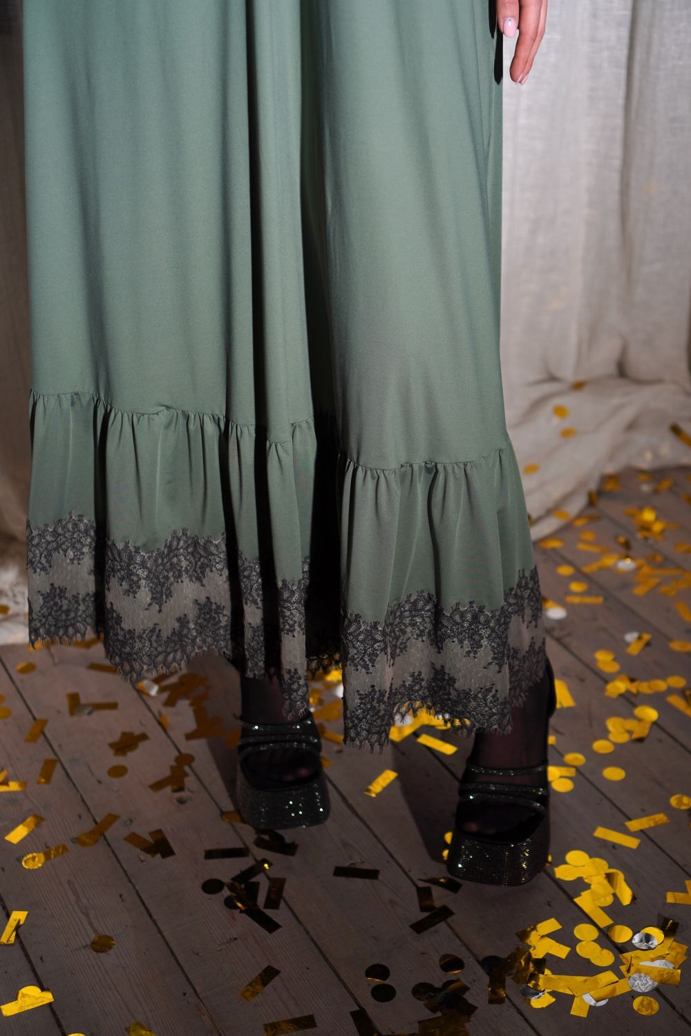 Nāc manās rokās, kleita olīvu krāsā