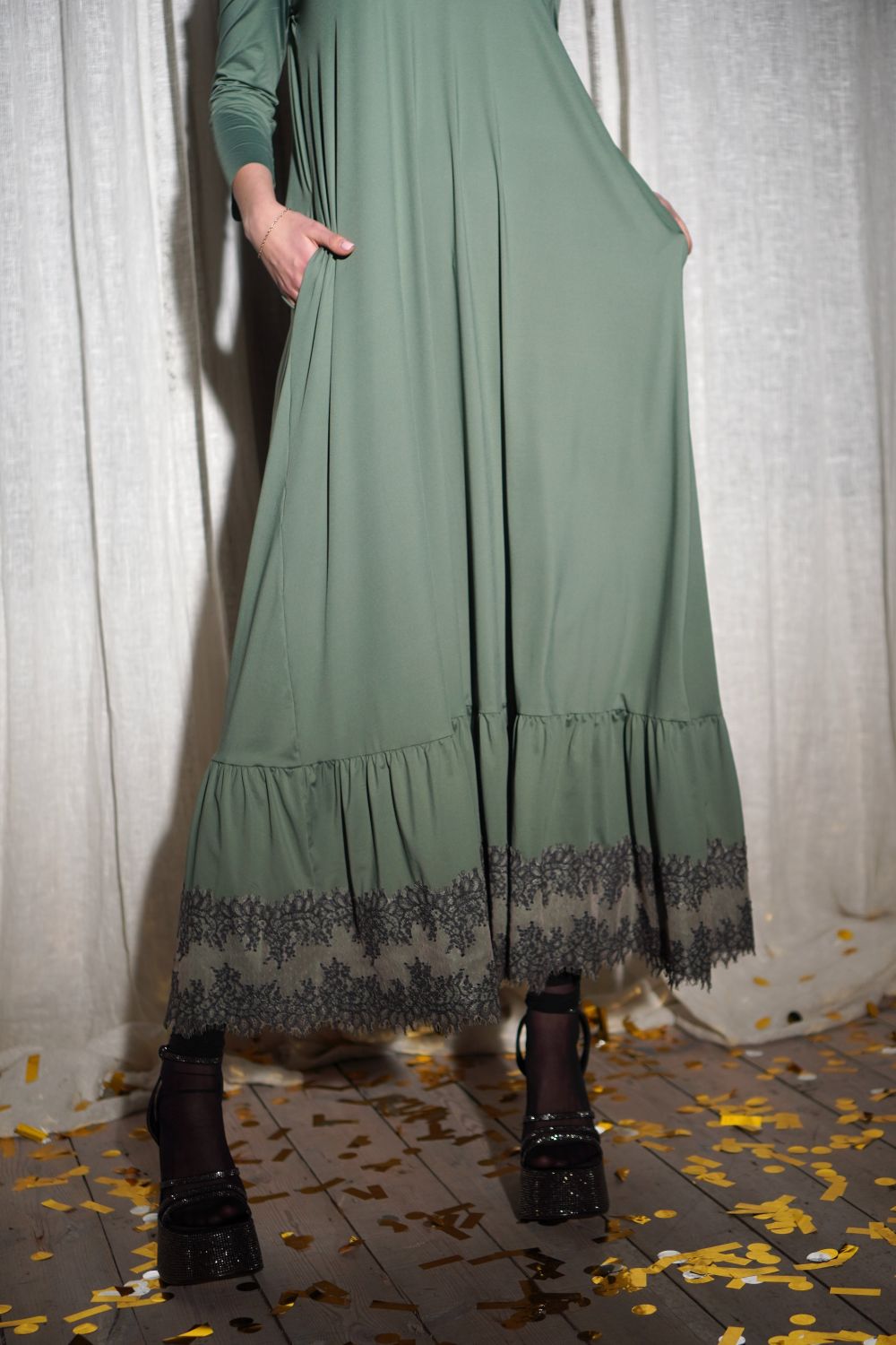 Nāc manās rokās, kleita olīvu krāsā