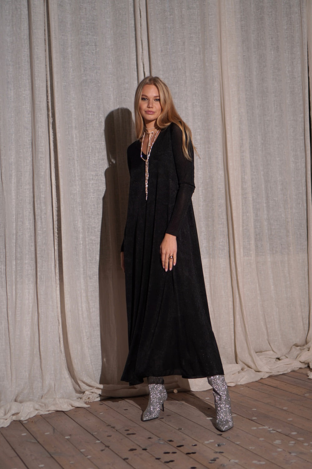 Spīdīga kleita melnā krāsā