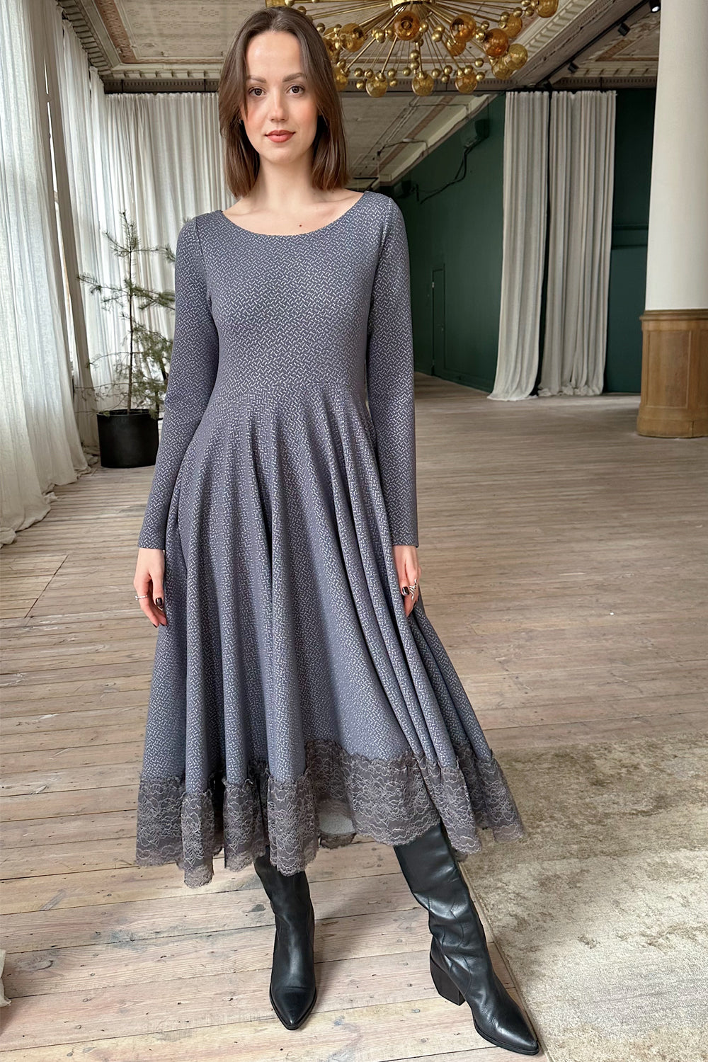 Pelēka mežģīņu vilnas kleita, kas mūs turēs kopā